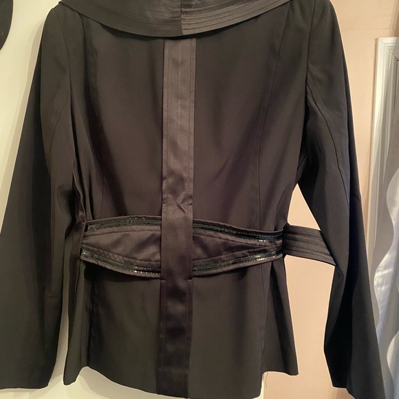 Black blazer with black belt with a lacquer belt buckle. - Picture 2 of 2